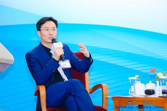国研智库资本市场与上市公司研究中心主任苏培科主持分论坛及圆桌讨论环节